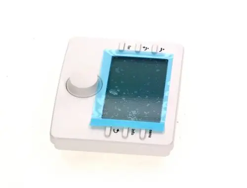 Weißes Steuergerät von Bosch mit einem Display und mehreren Knöpfen zur Einstellung, anscheinend für die Regelung von Temperaturen oder ähnlichen Funktionen.
